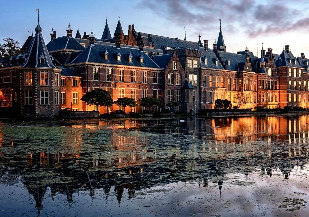 Королевство Нидерланды Гаага. Бинненхоф Гаага. Нидерланды Гаага парламент. Замок Бинненхоф Нидерланды. Гаага что это