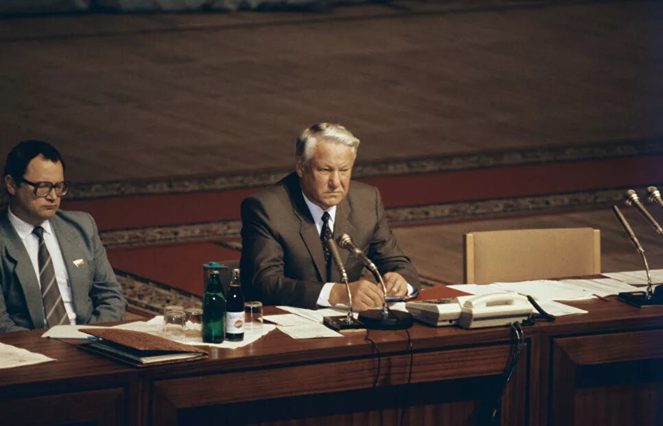 Верховный совет конституция 1993. Чрезвычайная сессия Верховного совета РСФСР, 21 августа 1991 года. Ельцин на заседании. Верховный совет РСФСР 1993. Верховный совет 1992.