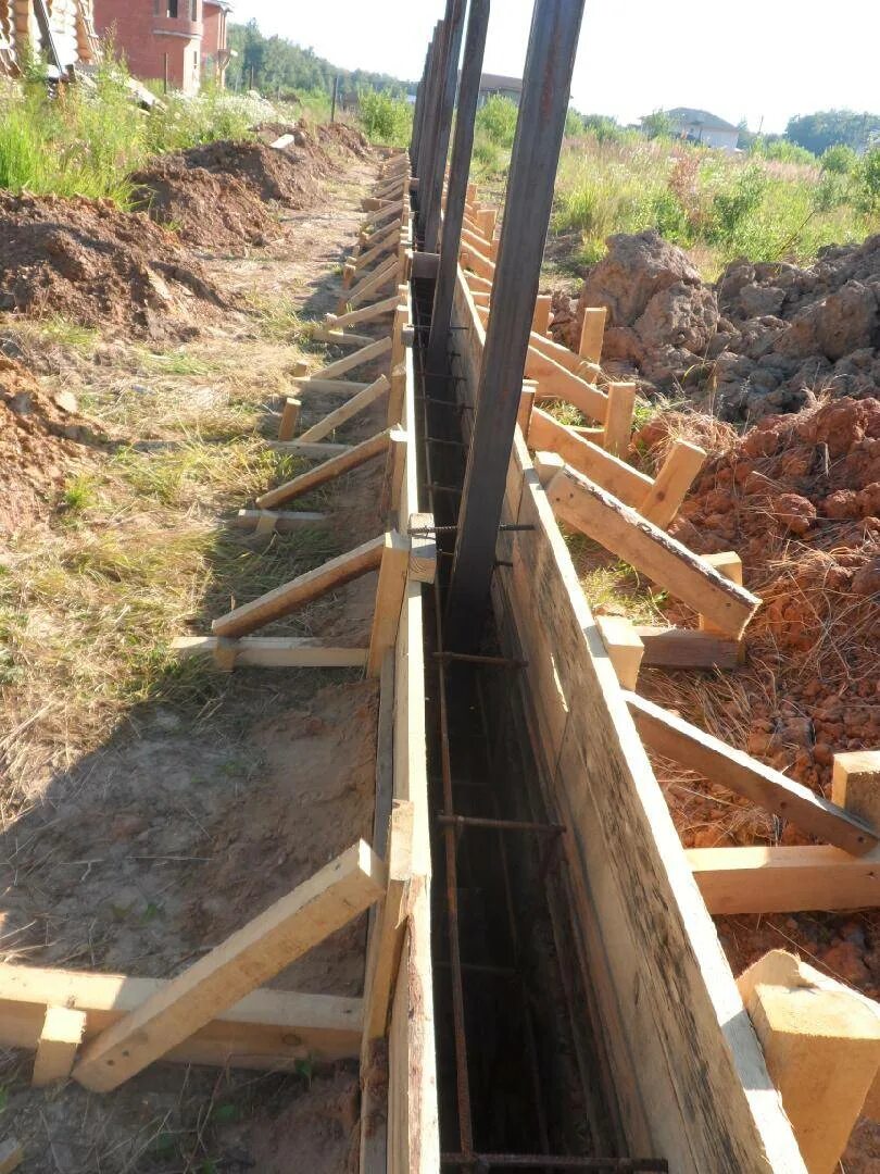 Опалубка для фундамента забора. Опалубка из профнастила н20. опалубка под забор 200мм. опалубка под ленточный фундамент под забор. опалубка для ленточного фундамента забора.
