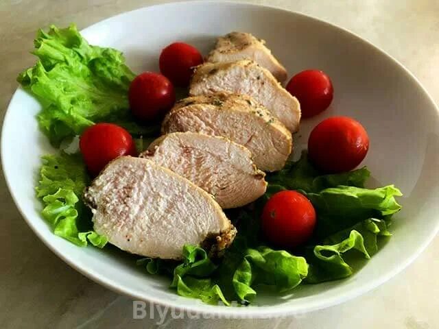 Куриные грудки в молоке. Куриное филе в молоке. куриная грудка в молоке. куриная грудка в молоке без варки. куриная грудка тушеная в молоке калорийность.