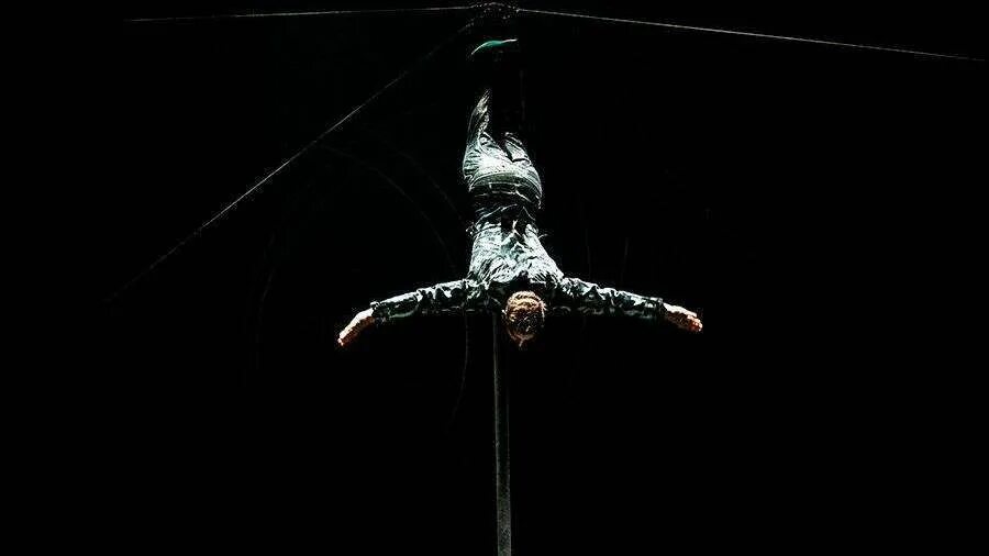 советский цирк эквилибристика. цирк дю солей воздушные гимнасты трос. акробат военный. маяковский акробаты разбитых. мейерхольд всеволод спектакли.