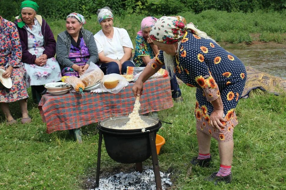 Бабушка варит. У пучымыш Марийский праздник. Гостеприимство марийцев. Марийская деревня. Марийская бабушка.