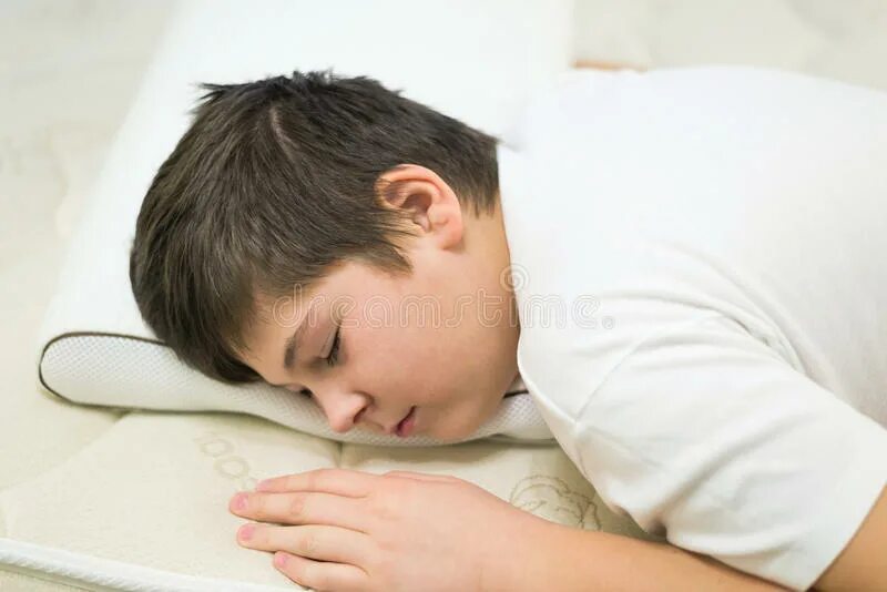 Мальчики подростки спят. Спящие дети на анатомической подушке.