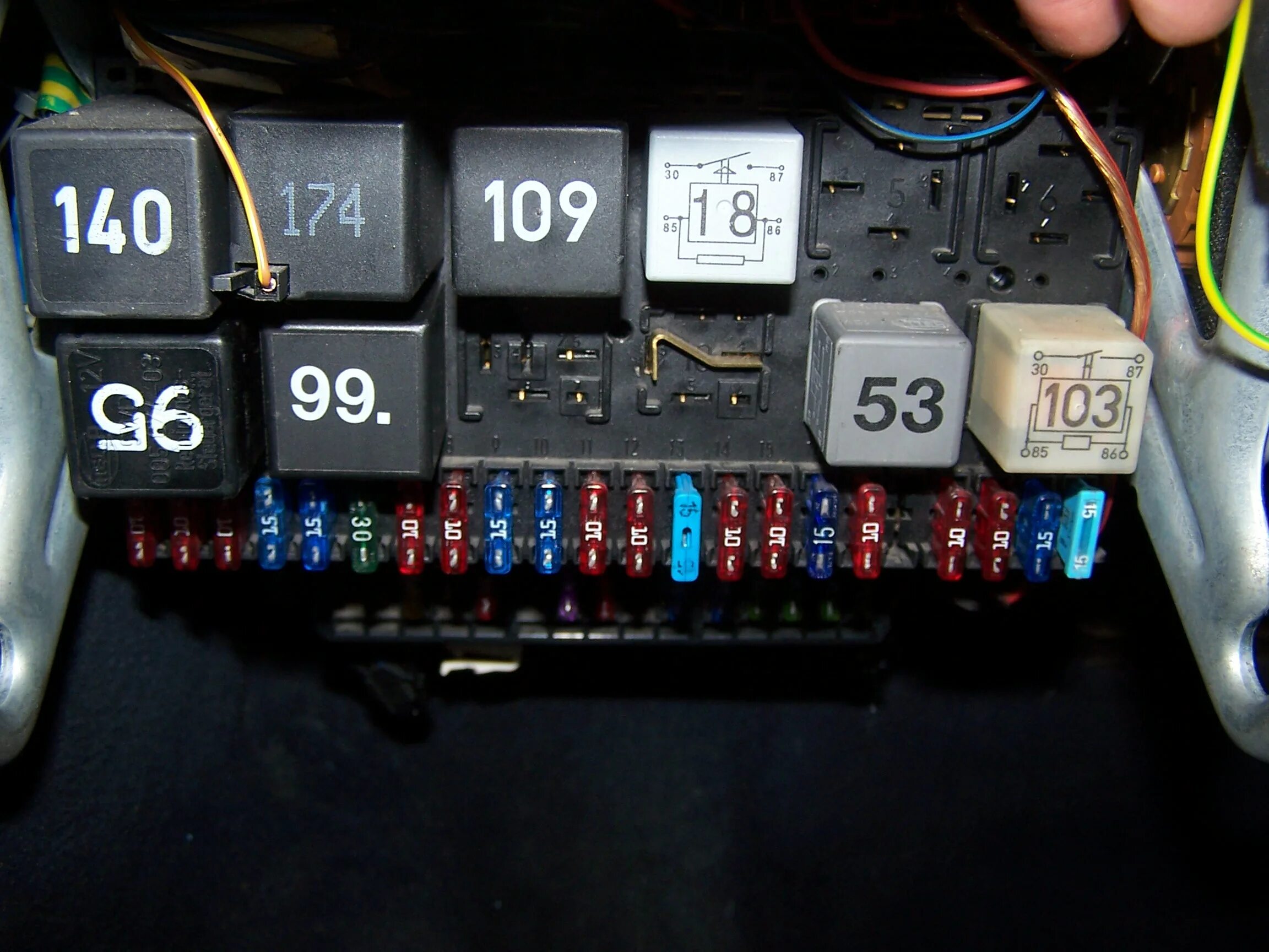 Реле вентиляторов Фольксваген т4 2.5 дизель. Блок предохранителей Фольксваген т4. Блок реле VW t4. Блок предохранителей Фольксваген Транспортер т4 дизель 2.5.