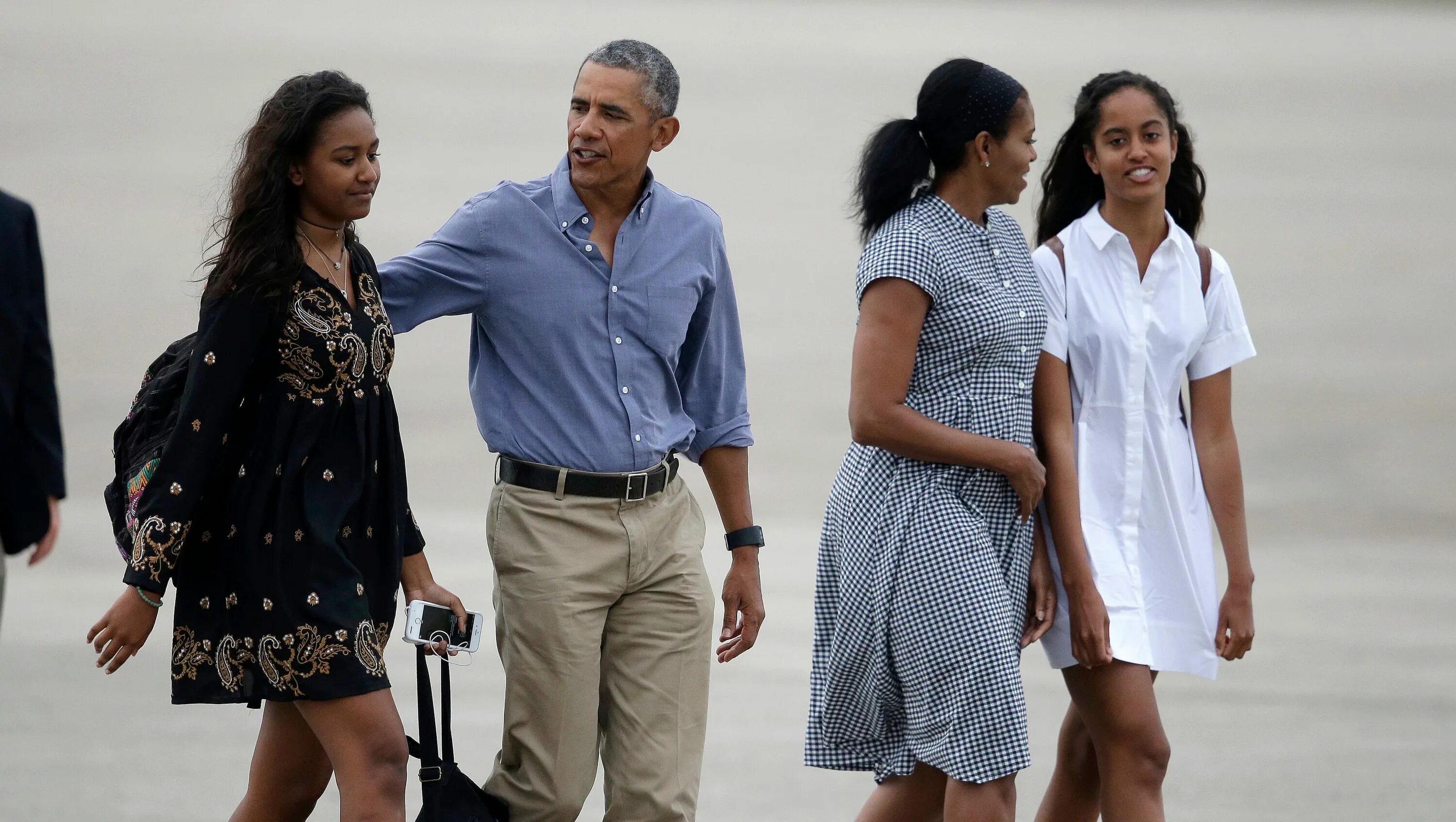 Дочь барака обамы малия. Дочь барака обамы. Дочь барака обамы. Дочки барака обамы. Мишель обама с дочками.