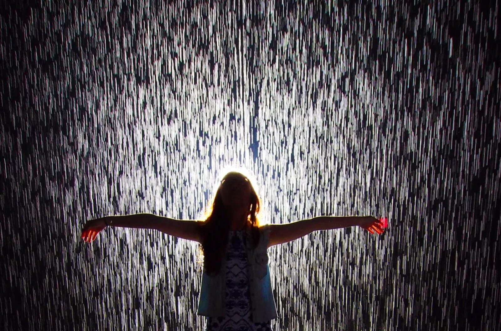Сон стать дождем. Девушка под дождем. Девушка дождь. Человек на фоне дождя. Человек под дождем.