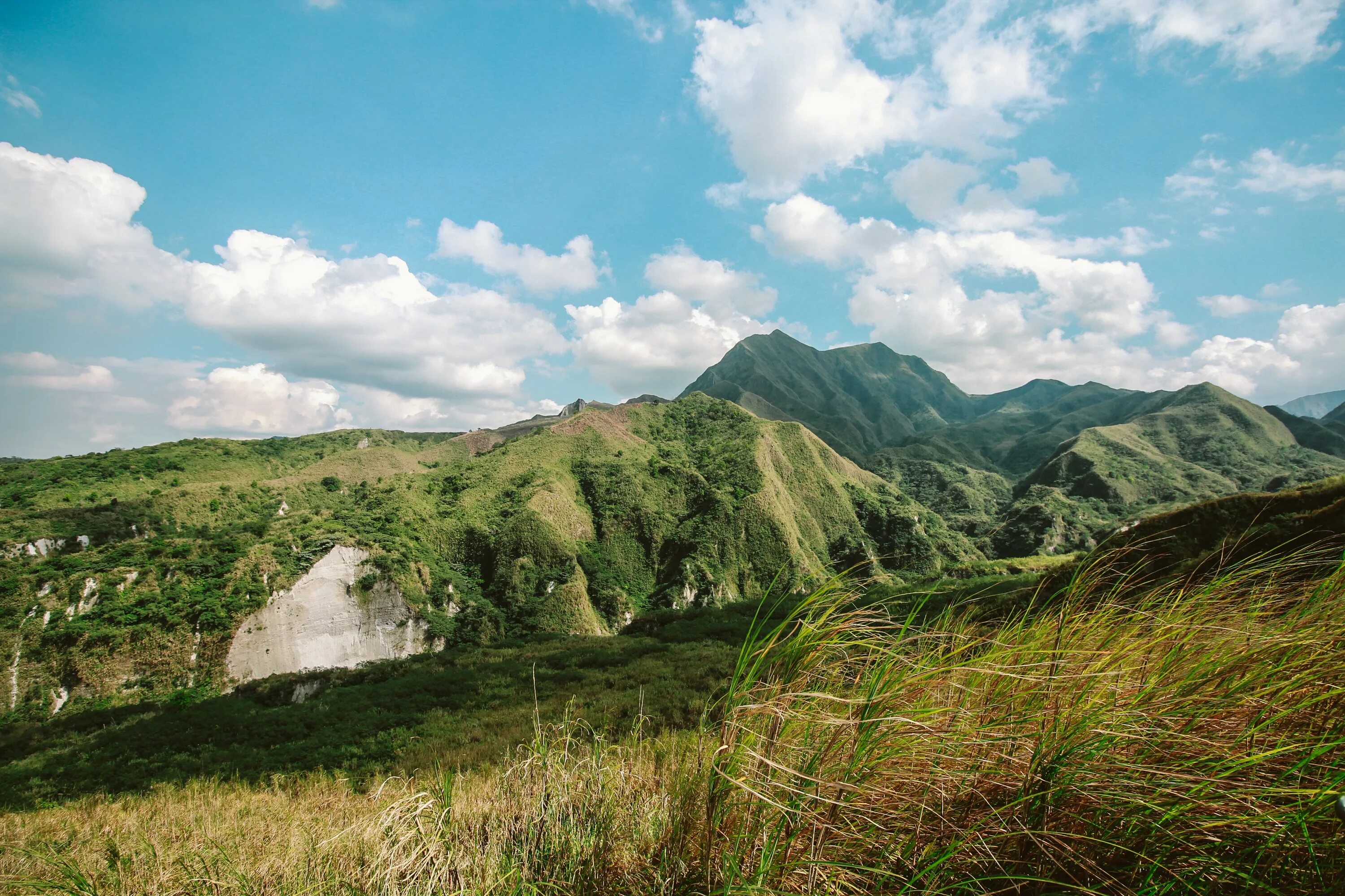Филиппины горы. Горы покрытые травой. Покрытые зеленью горы. Балка в природе.