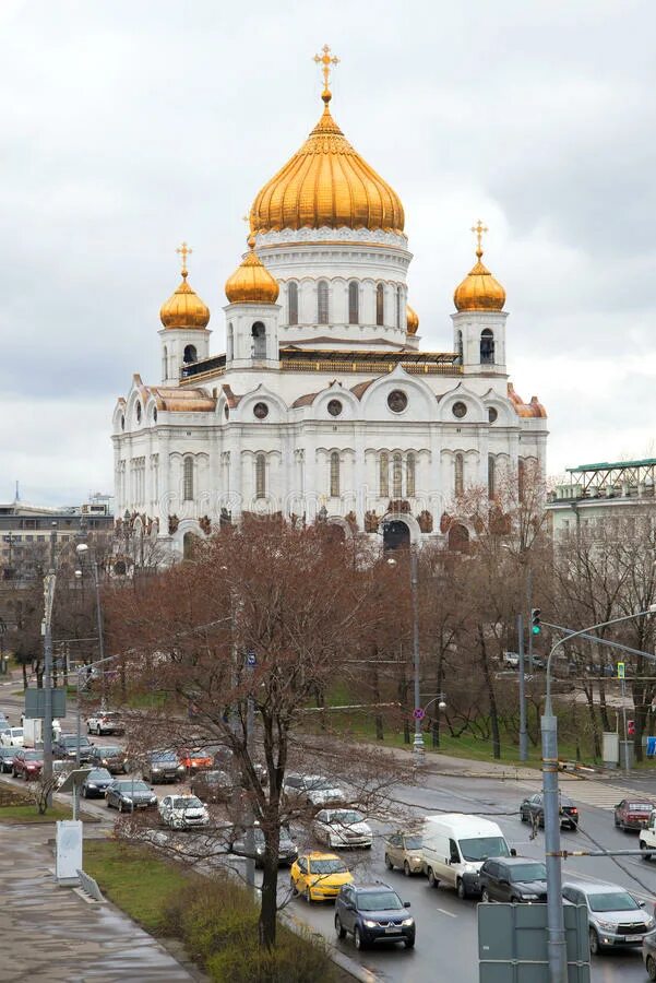 14 15 апреля москва. Апрель в Москве. Апрель улицы Москвы. Москва в апреле фото. Храм Христа Спасителя в пасмурную погоду.