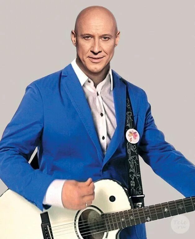 лысый поет песню