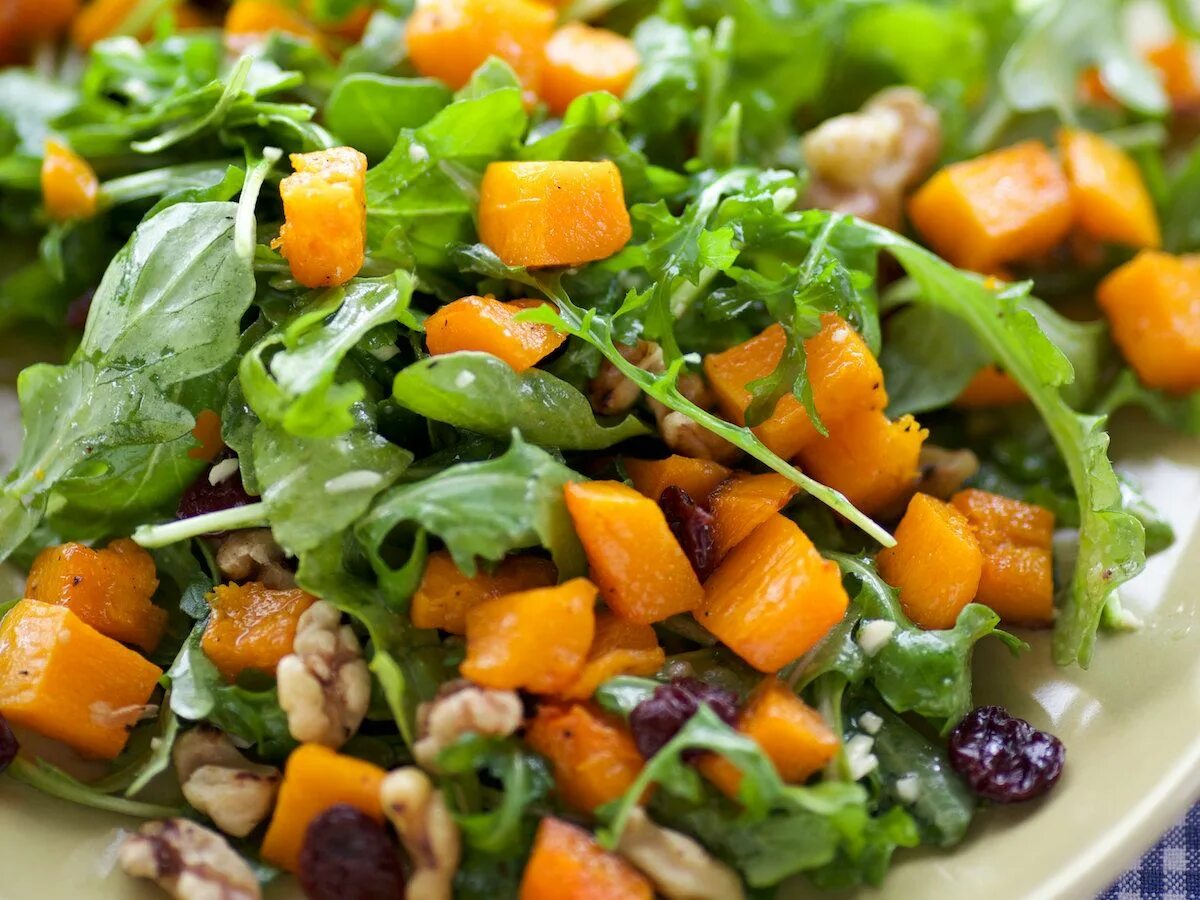 салат с тыквой и сыром фета и курицей. салат из сырой тыквы и моркови. салат из тыквы с яблоком. тыква черри руккола. салат с тыквой и рукколой.