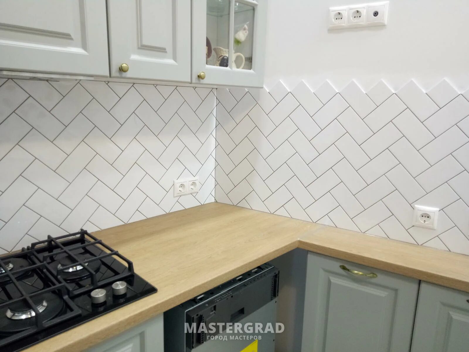 Плитка кабанчик керама марацци. Herringbone плитка. Керама марацци кабанчик. Плитка елочкой на фартук. Стеклянная плитка на фартук.
