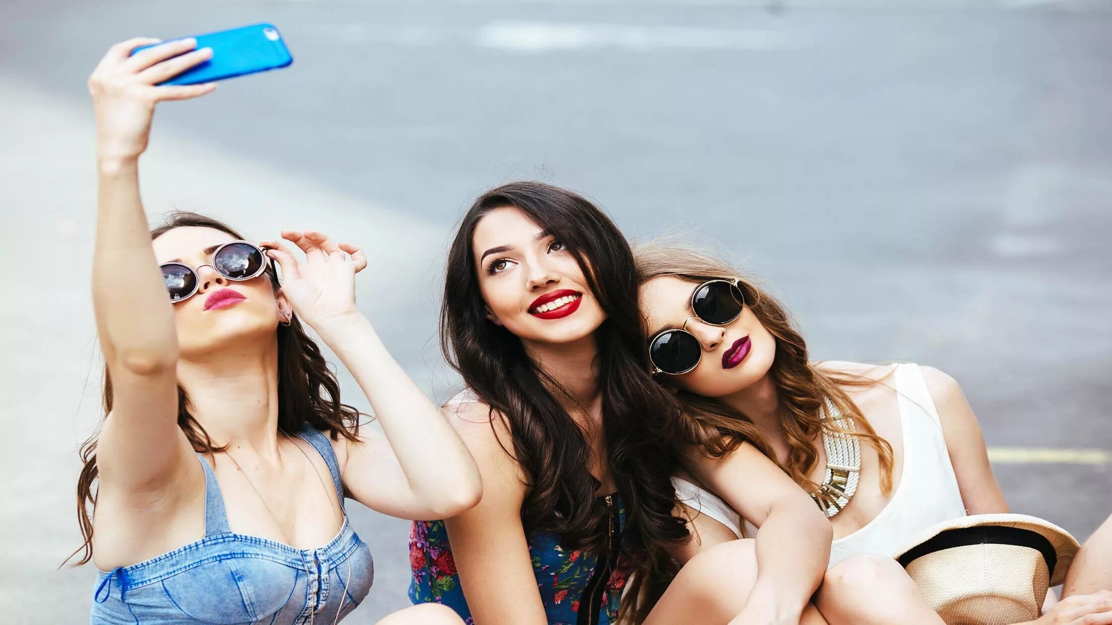 Две красивые девушки. 3 красивые девушки. Diana retegan с сестра. Красивые подружки. Модель алессандра амбросио.