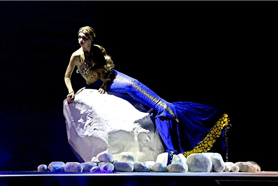 Подводный театр прозрачный мир. Спектакль русалочка тюз екатеринбург. Спектакль русалочка тюз. Подводный театр. Театр юного зрителя русалочка.