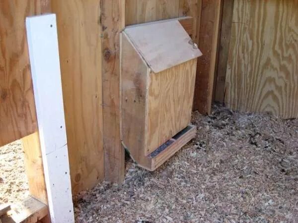 Бункерная кормушка для свиней чертежи. Как сделать бункерную кормушку для курицы. Бункерная кормушка для бройлеров. Как сделать бункерную кормушку для курицы. Бункерная кормушка для курей своими руками.