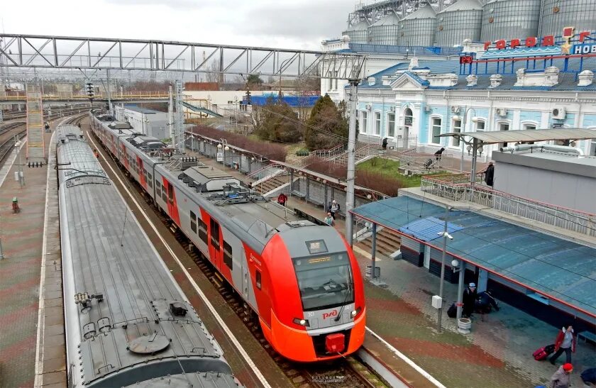 Ржд ростов электрички. Ласточка ЖД вокзал Анапа. Поезд Ласточка Анапа. Ласточка 820 Новороссийск Ростов. Электропоезд Ласточка Анапа.