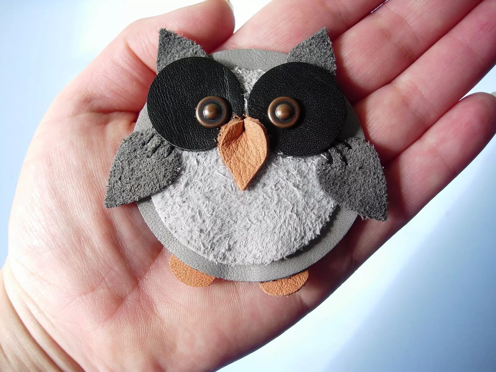 Броши на фетре сова. Брошь совенок из фетра. Брошь сова из фетра. Брошки из фетра сова. Брошки из фетра сова.