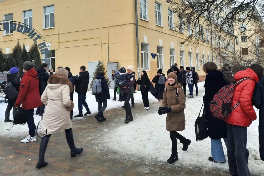 массовая эвакуация. массовая эвакуация. эвакуация города. массовая эвакуация. минирование школа 508 москва.