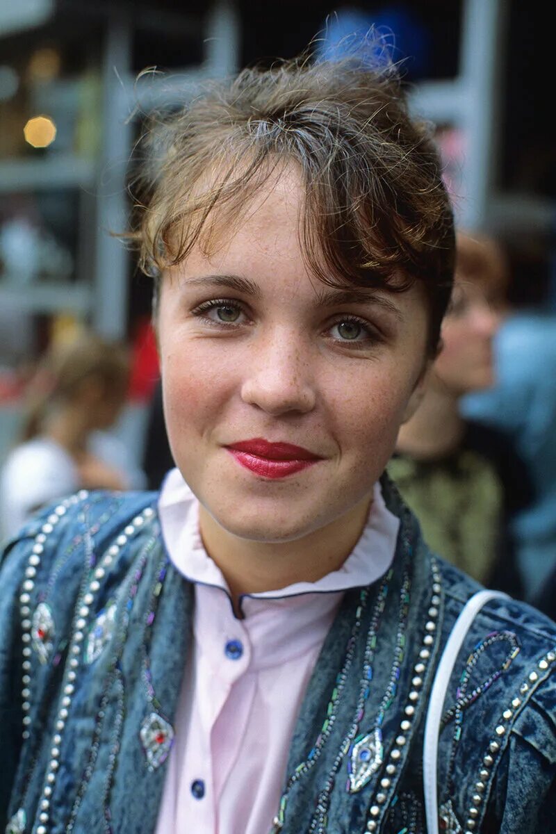 90-е годы. Девушки 1990-х. Девушки 90-х годов. Девушка переместилась в 1990 год она. Девушки 1990 годов.