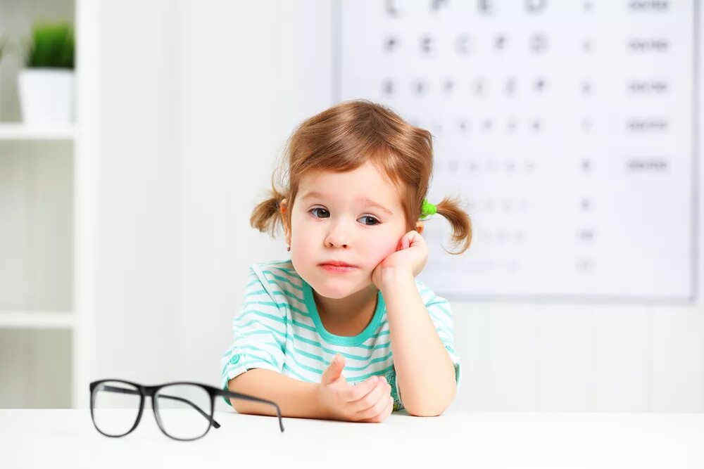 Дети с нарушением зрения. Нарущения зренря умдетей. Зрение у детей. Дети с плохим зрением. 10 зрения у ребенка