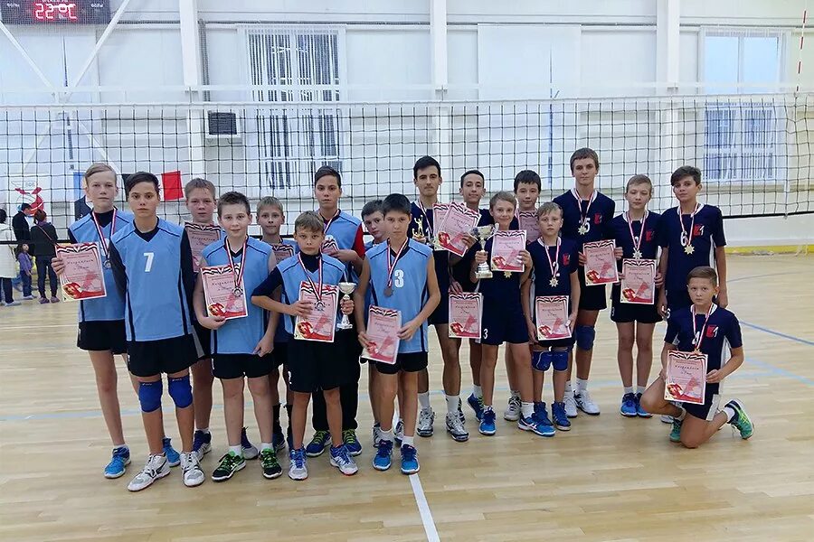 волейбольный мяч в руке. титич волейболист. волейбол команда. волейбол жетысу женщины. команда металлист волейбол ижевск щуклин.