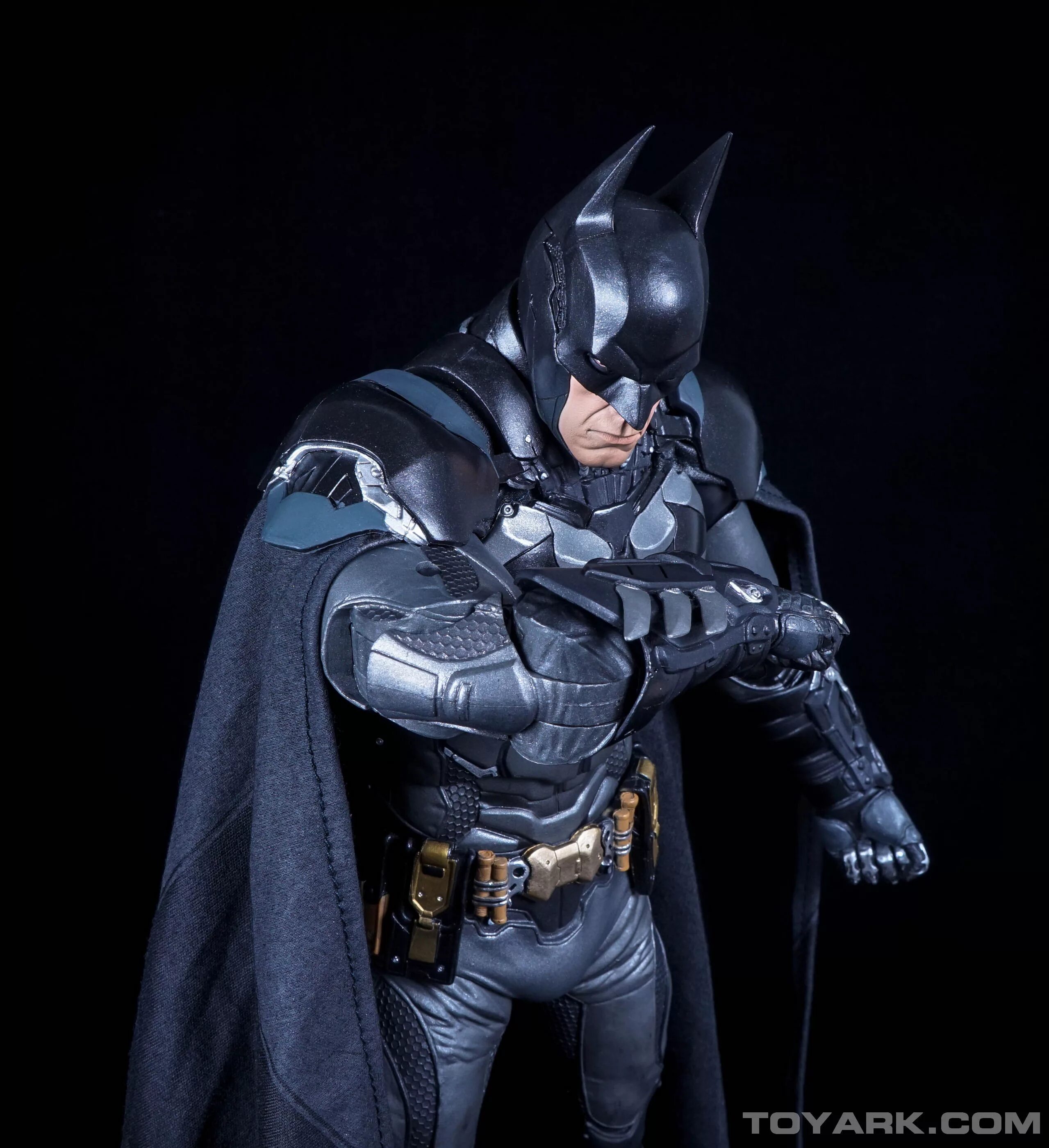 Аркхем кнайт костюмы. Batman Arkham Knight костюмы Бэтмена. Бэтмен Аркхем кнайт костюмы Бэтмена. Batman Arkham Knight Бэтмен в полный рост. Аркхем Найт костюмы.