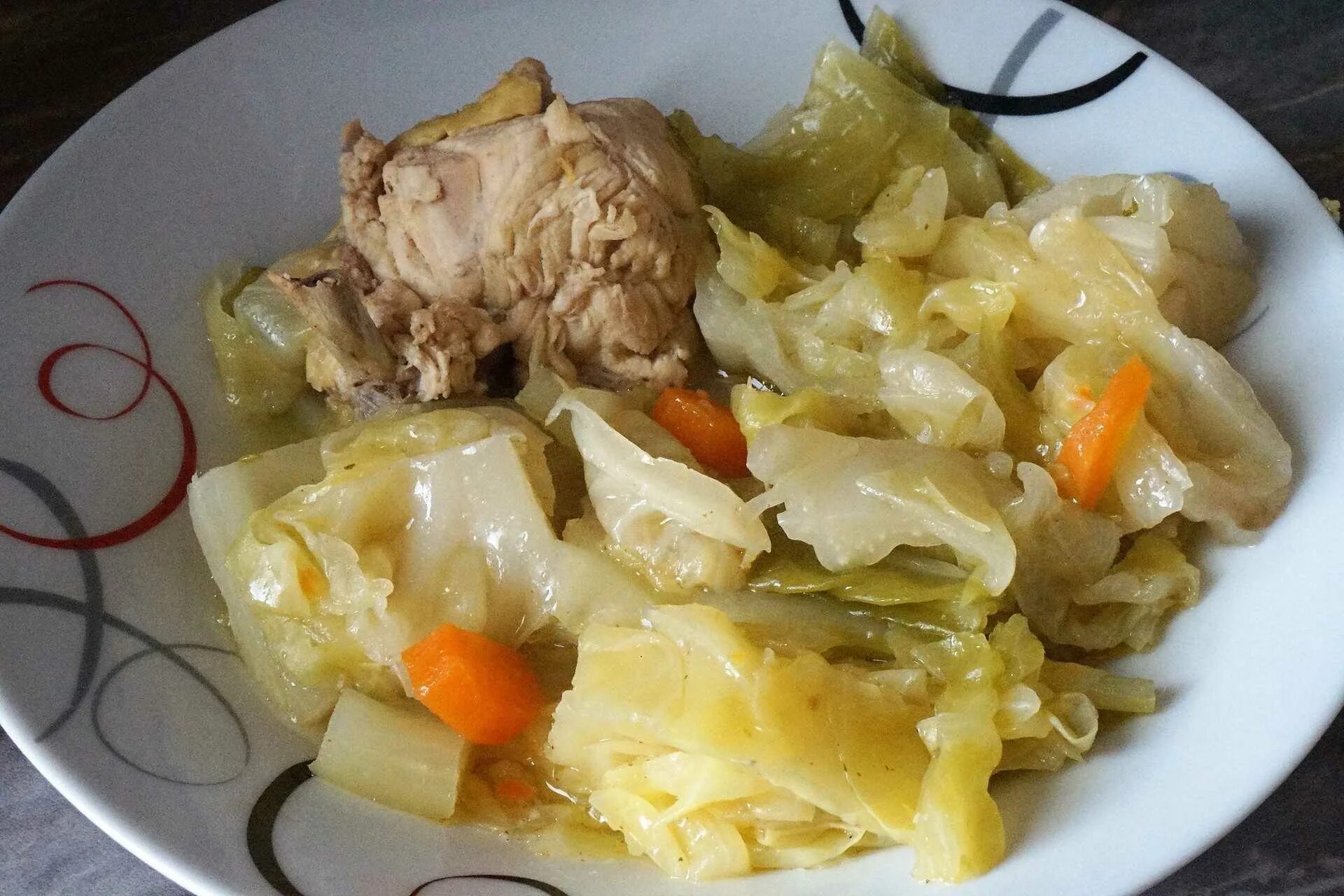 Капуста с курицей. Тушеная капуста с куриным филе. Курица с капустой и картошкой. Капуста с мясом.