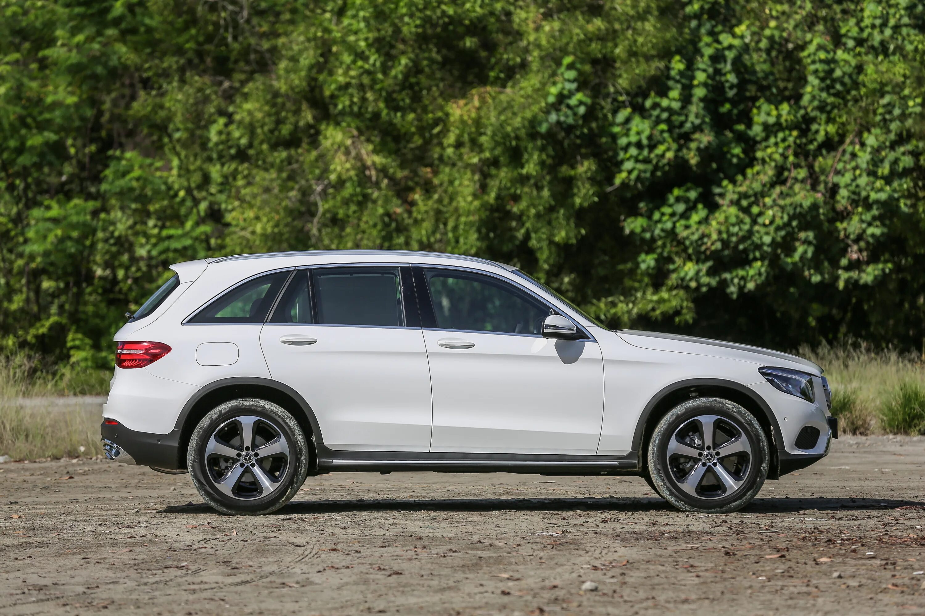 Glc mm. Glc 200 мерседес. glc 250. диски мерседес glc x253 19. черные диски на мерседес glc 250.