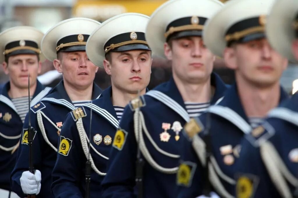 Курсанты БВМИ Ушакова. БВМИ курсанты на параде. Балтийский военно-морской институт форма курсантов. Балтийский военно-морской институт имени Адмирала ф ф Ушакова. Новая морская форма