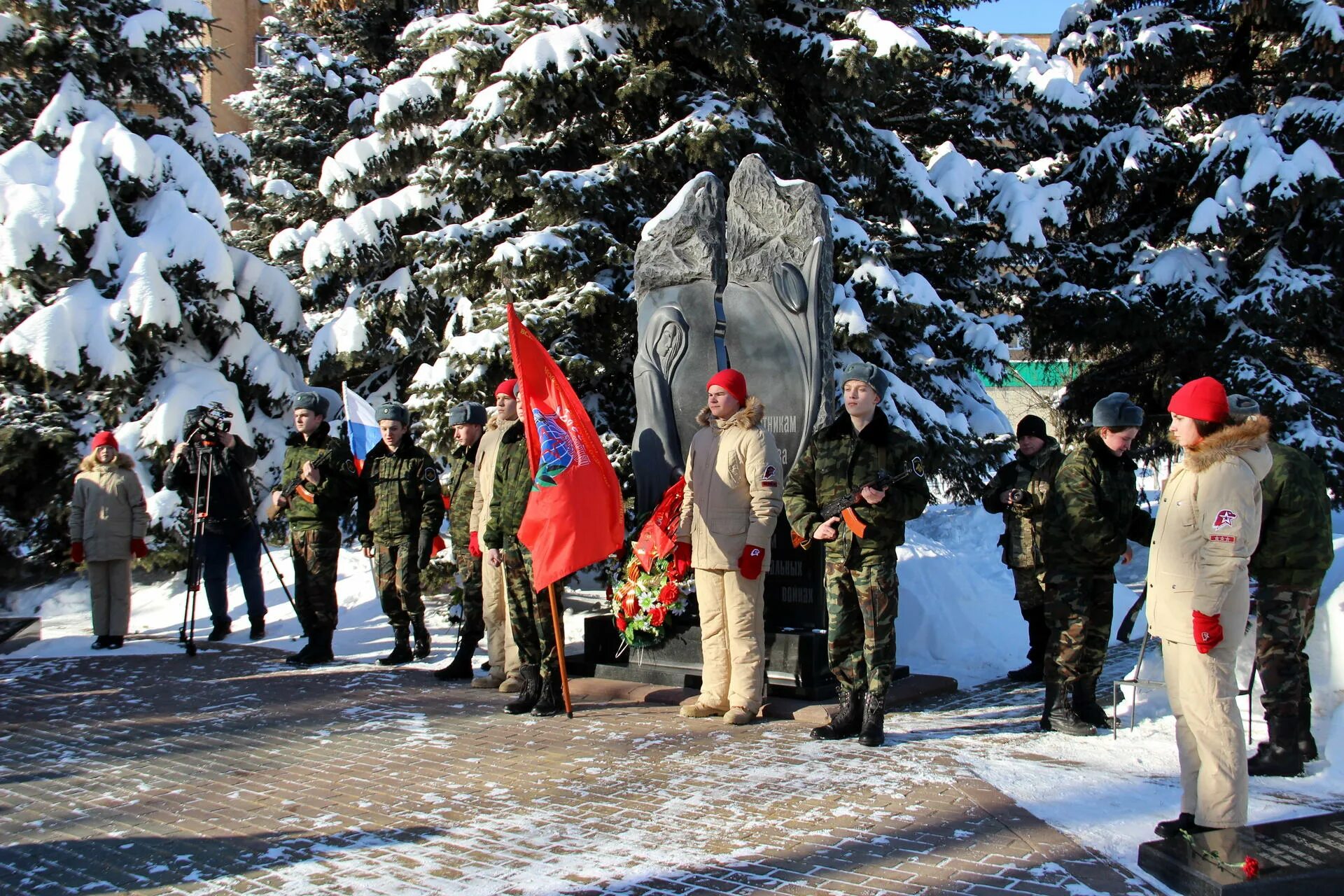 Памяти погибших в локальных конфликтах. День вывода войск из Афганистана. Озёры защитникам Отечества погибшим в локальных войнах памятник. День памяти погибших в локальных конфликтах. Озёры павшим в локальных войнах.