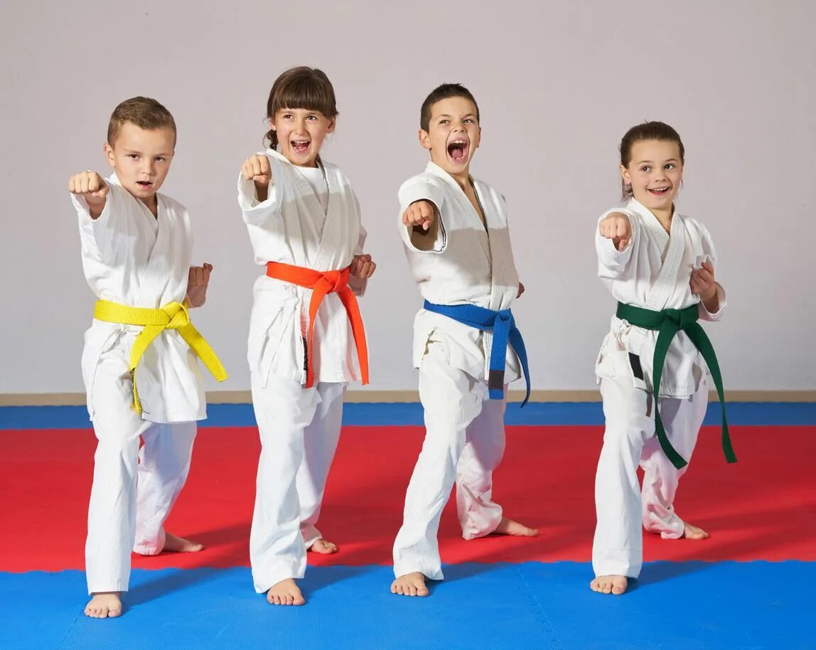 Спортивные подарки для мальчика. Sport activities. Спорт для мальчика 9 лет. Тренировка юных футболистов. Тхэквондо итф дети 7 лет.