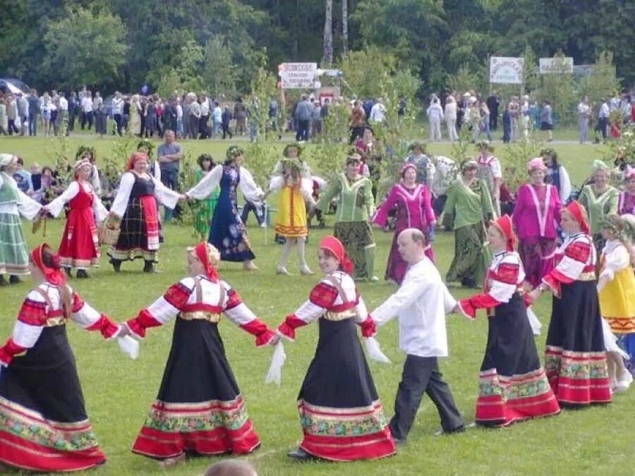 Дети водят хоровод. Хоровод гостей. Хоровод русский народный танец. Хоровод. Народные гуляния летом.