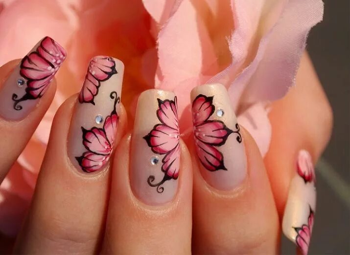 Мастер дизайну ногтей. Цветы на ногтях. Ногти с цветочками. Красивый маникюр с цветочками. Красивый маникюр с рисунком.