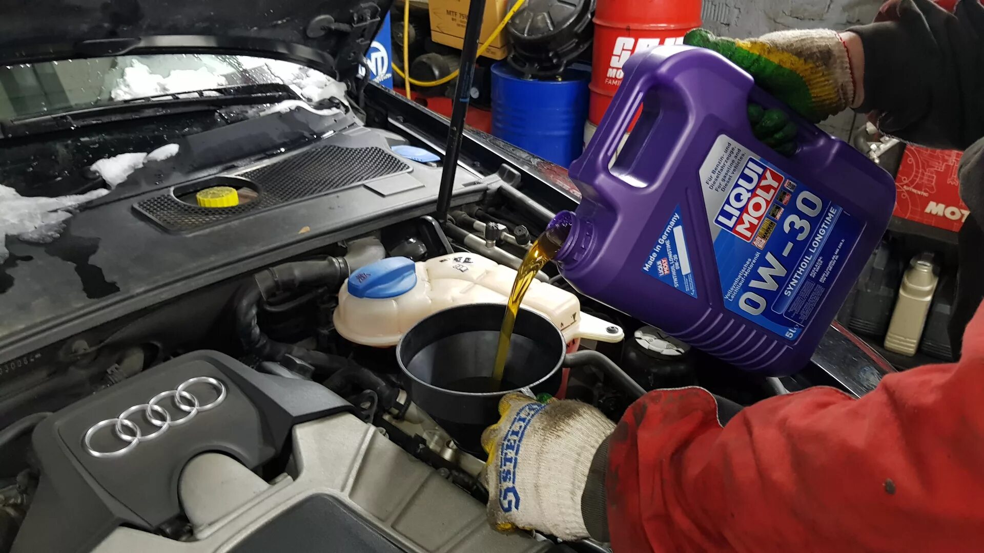 Замена масла в двигателе Liqui Moly. Промывка масла в двигателе. Моторное масло и фильтр. Замена масла в двигателе внутреннего сгорания.