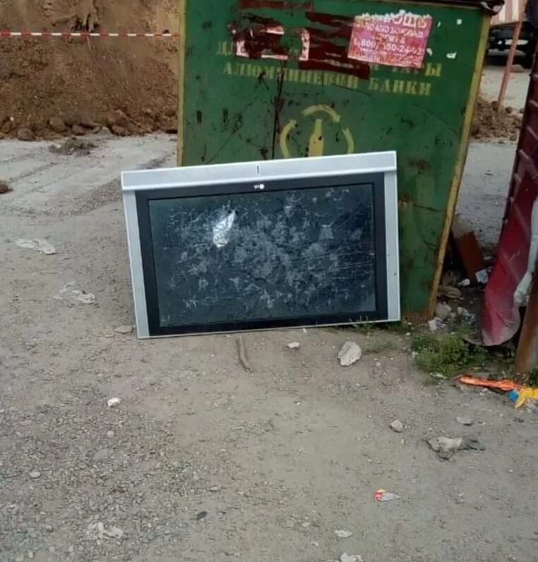 Найден новый телевизор. Телевизор в мусорке. Телевизор на помойке. Сломанный телевизор. Утилизация телевизоров.