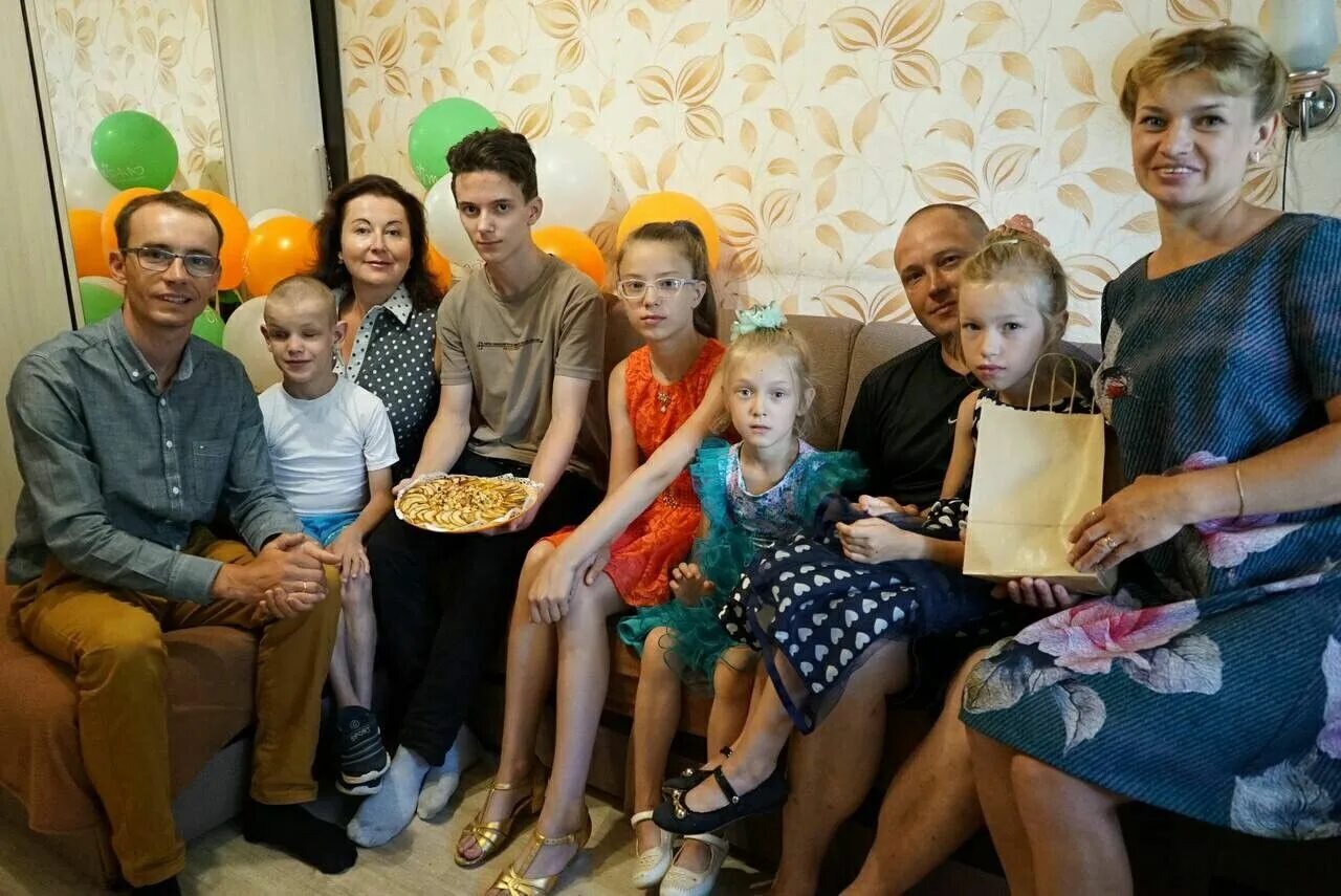 Семья кировых п. Многодетная семья в волгограде. Tsindeliani family ярославль. Семья из канады переехала в нижний новгород. Семья киров.
