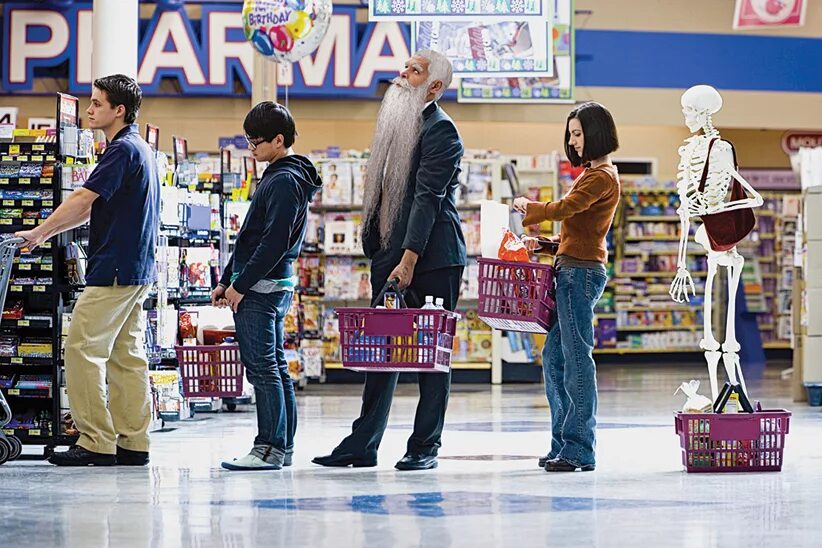 Продукты в супермаркете. Go too shop. Тележка для животных в супермаркете. Люди в супермаркете. Семья с продуктами.