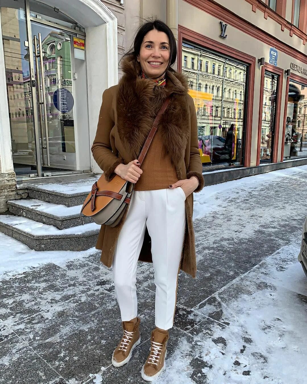 белые брюки зимой. стильные образы с белыми сапогами. светлые штаны зимой. зимний образ с джинсами. белые джинсы зимой.