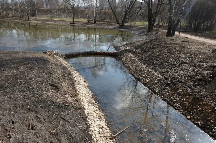 Иваньковский водоем. Запруда на канаве. Плотина на пруду. Канава пруд. Дамба на пруду.