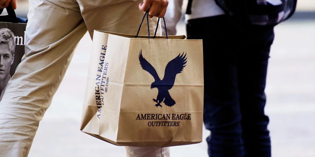 Американ игл. American Eagle фирма. American Eagle Outfitters. Американский пакет. American Eagle одежда.