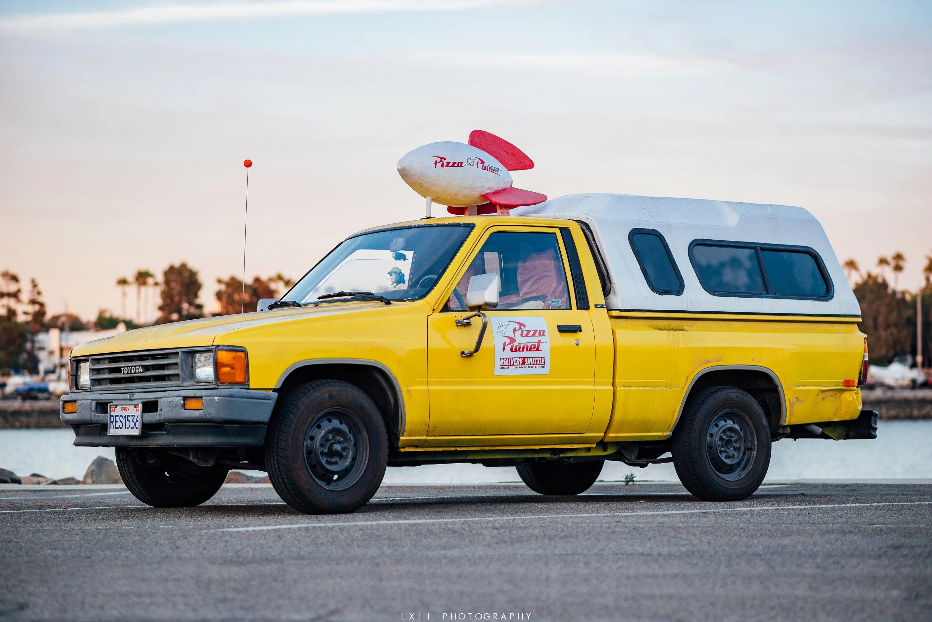Pizza planet truck owner. Планета пицца дисней пиксар. Тачки 3 тодд планета пицца. Toyota hilux 1978 planet pizza. Тачки 2 тодд планета пицца.