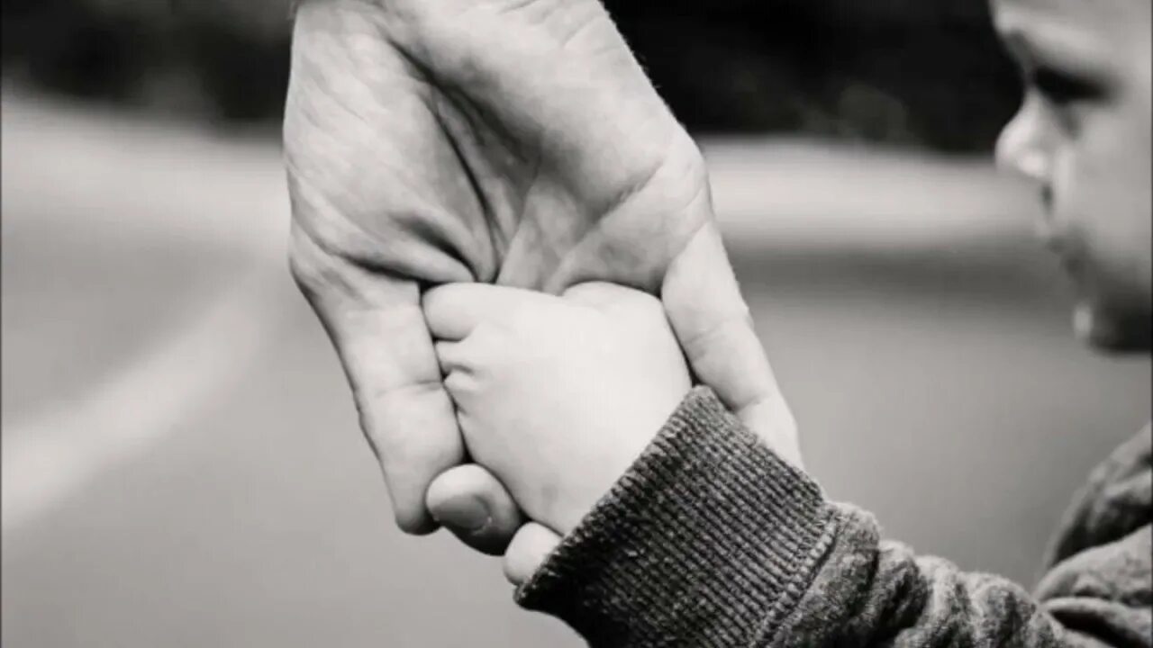 Father and son holding hands. Hands knocking father and son. Популярные картинки 2012 года держатся за руки черно белые. Dead son in father's hand. К чему снятся руки отца