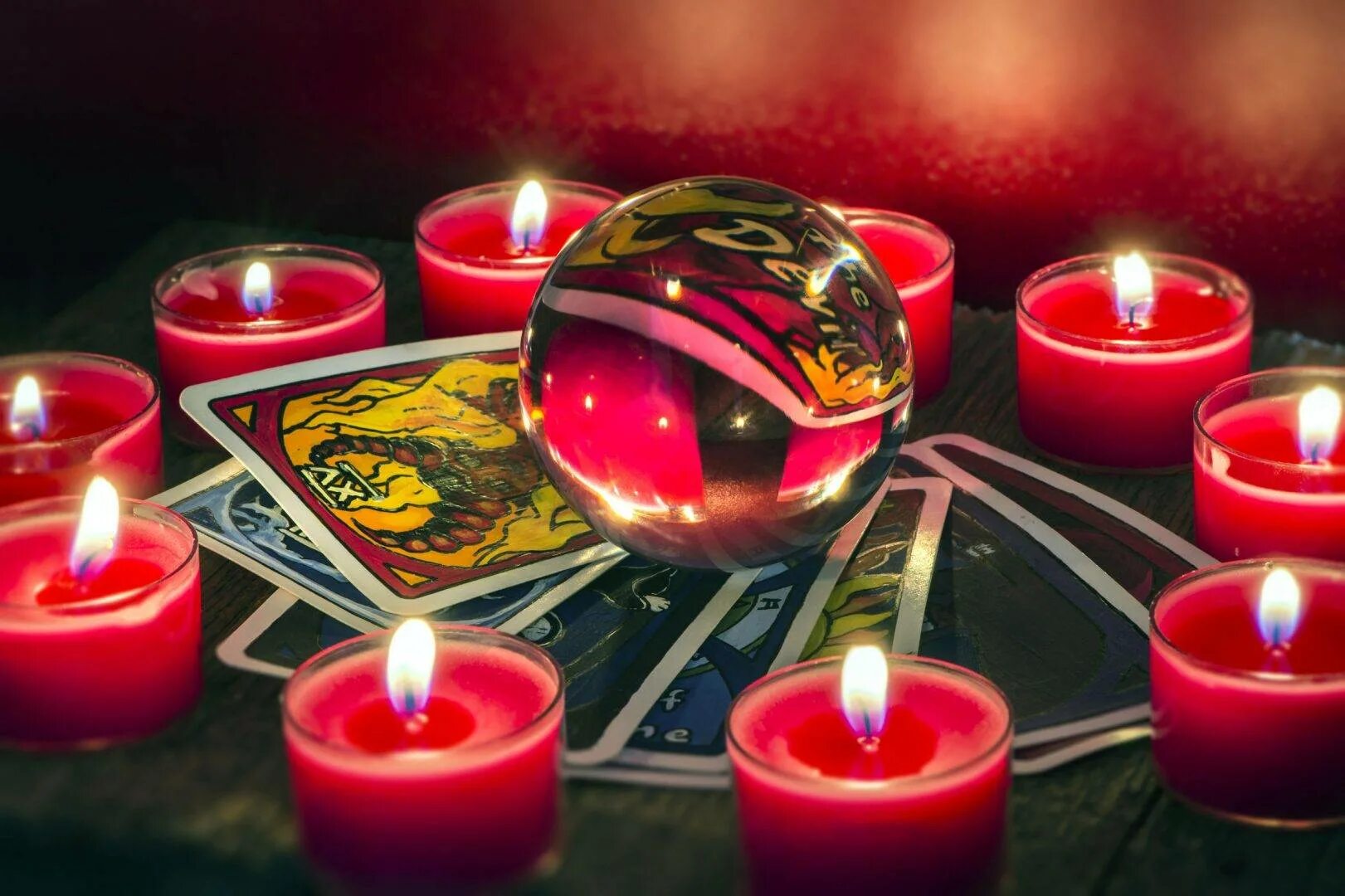 Гадание вопрос ответ. Карты таро на ближайшее будущее. Гадание на будущее ютуб. Карты таро гадалка. Женщина гадает.