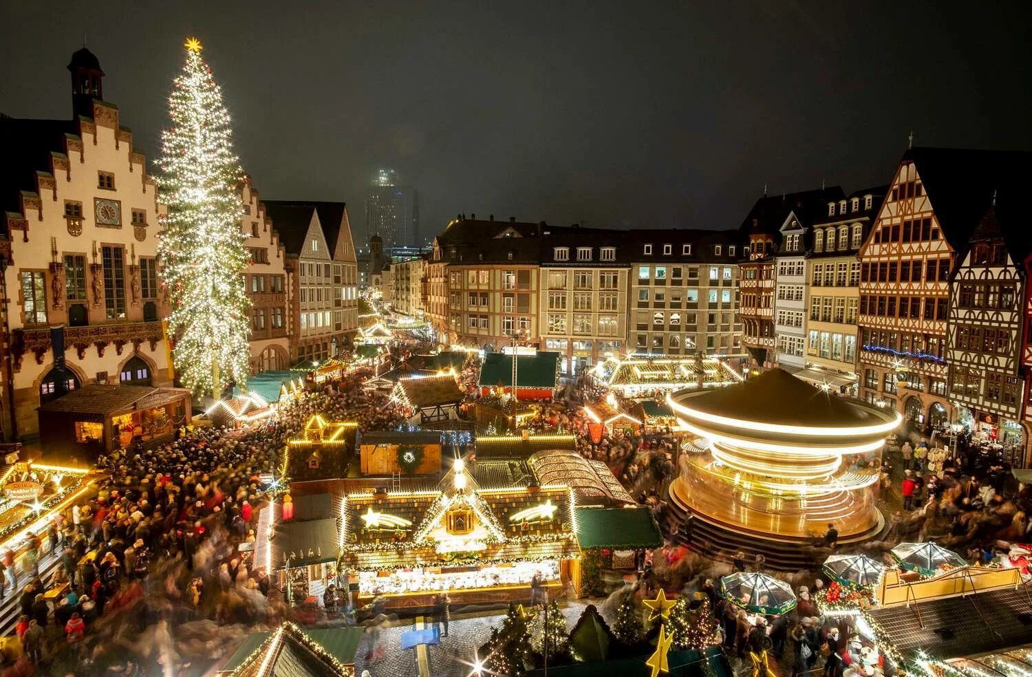 Как празднуют новый год в германии. Рождественский рынок Christkindlmarkt. Площадь рёмерберг Франкфурт Рождество. Рождественская ярмарка в Германии. Рождественские ярмарки в Германии.
