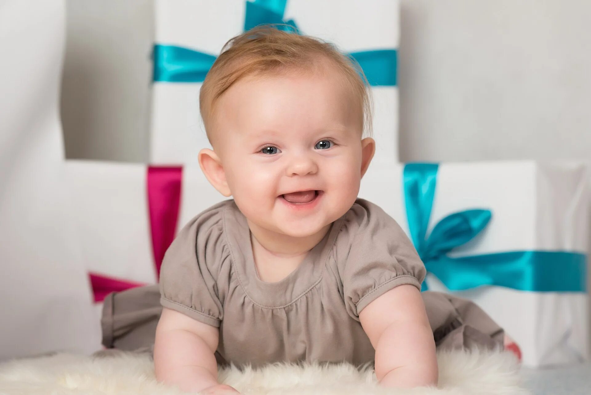 Малыши погодки. Ребенок 3 года. Голубоглазый мальчик. Ребенок мальчик. Двое детей.