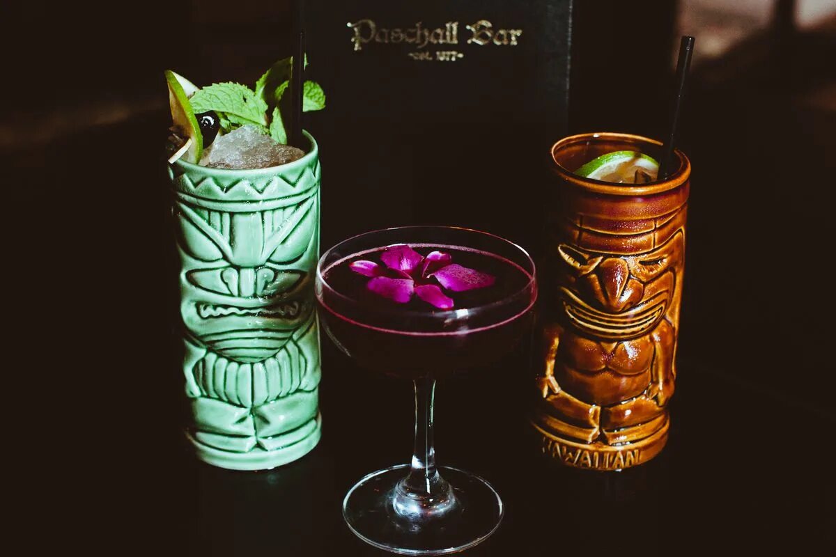Тики напиток. Тики-коктейль (tiki-cocktail). необычная подача коктейлей. стакан для коктейлей. оригинальная подача коктейлей.