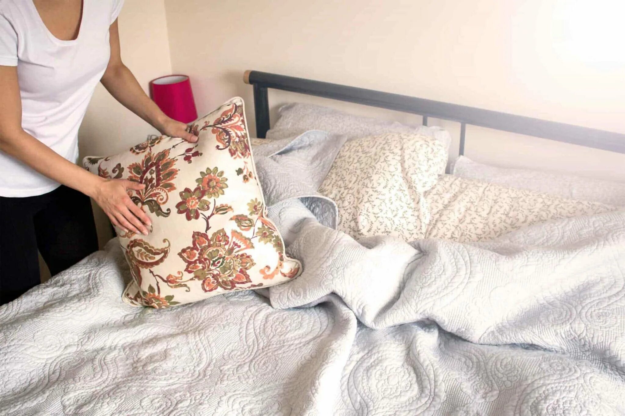 Как заправить наволочку на маленькую подушку. Заправленная кровать. Шьем наволочку на подушку с запахом. Как заправить подушку. Надеть наволочку 70х70 на подушку 50х70.