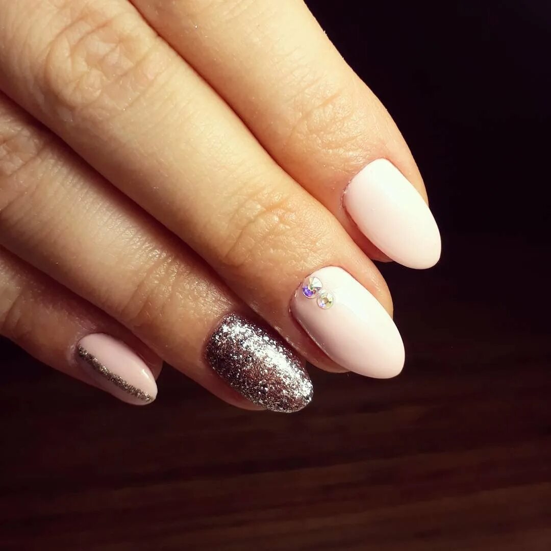 Белый маникюр с блёстками. Белый шеллак с блестками. Белый маникюр с блестками. Матовый белый лак с блестками. Белый шеллак с блестками.