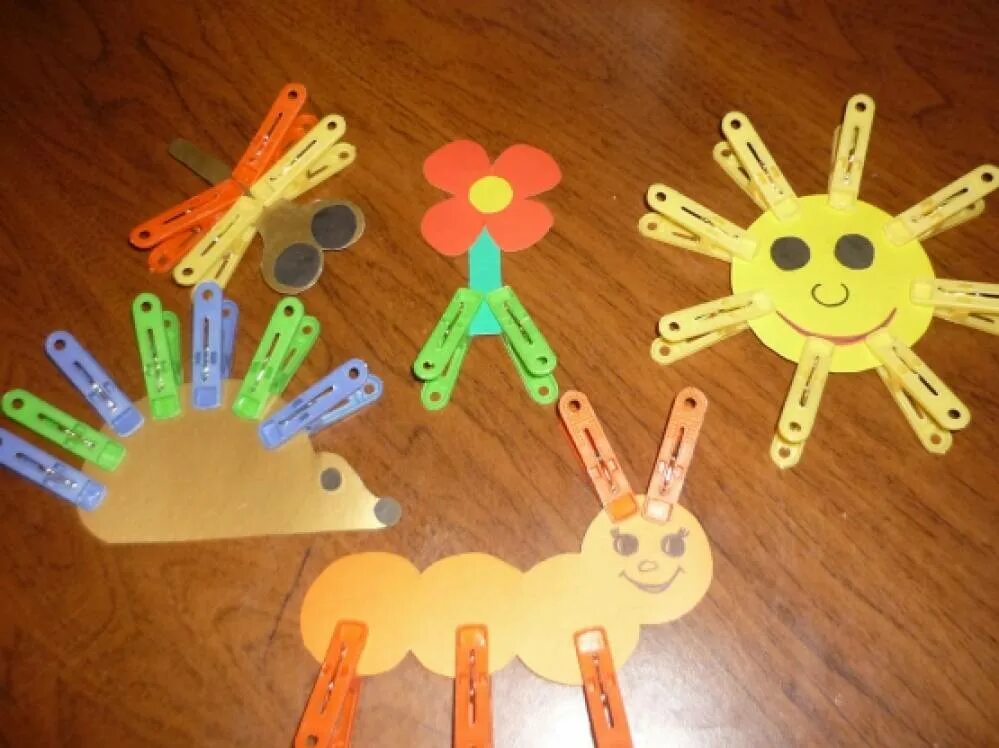 Игры с прищепками монтессори. Прищепки для развития мелкой моторики. Игрушки для развития сенсорики и моторики детей. Игры с прищепками из фетра. Моторика с прищепками.