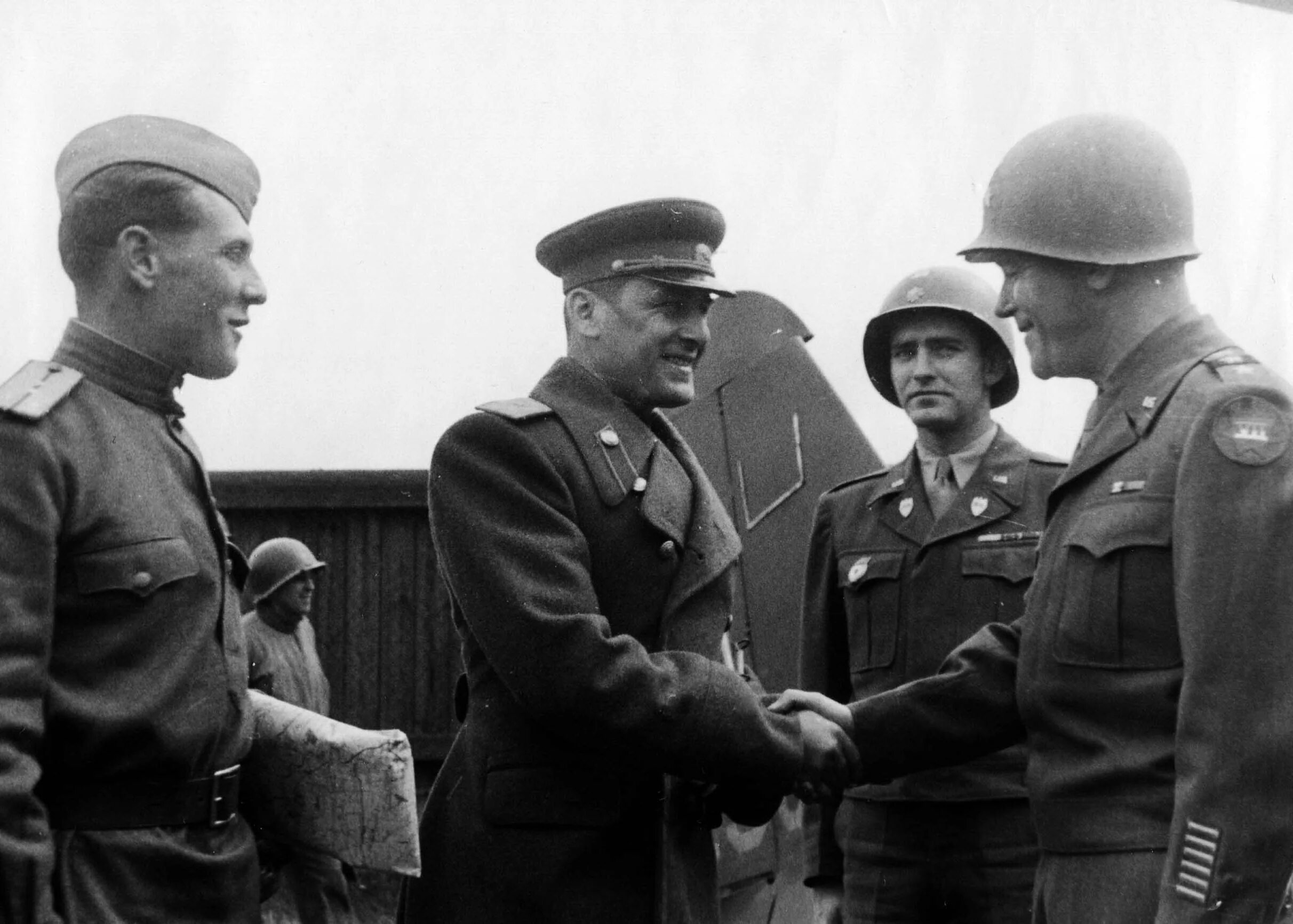 Во время второй мировой войны вручали. Встреча союзников на Эльбе (25 апреля 1945. Эльба 1945. 25 Апреля 1945 встреча на Эльбе советских и американских войск. Встреча в Торгау 1945.