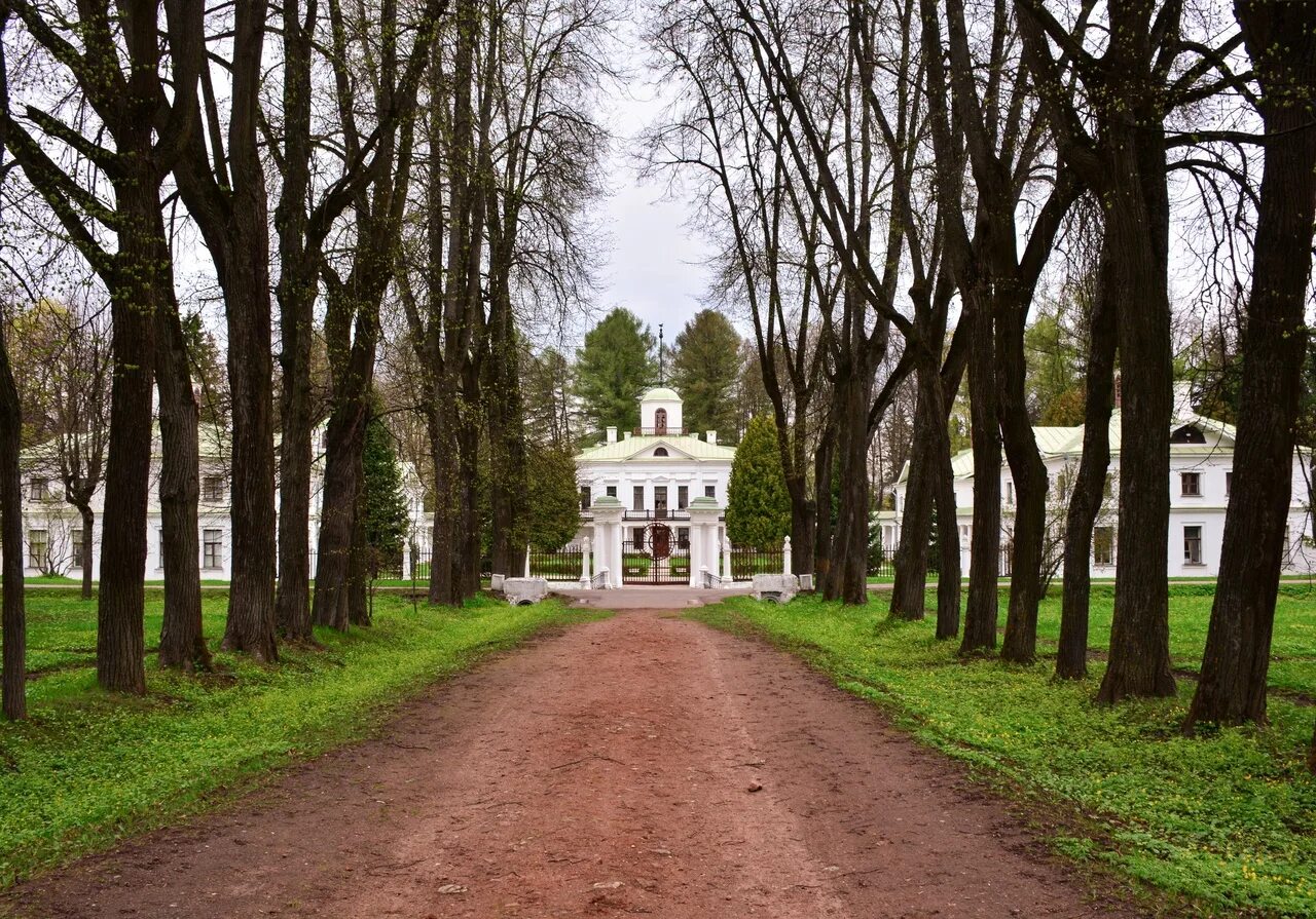 Усадьба середниково вл1 поселок санатория мцыри фото. Усадьба Мцыри Середниково. Усадьба Середниково ворота. Усадьба Середниково подземелье.